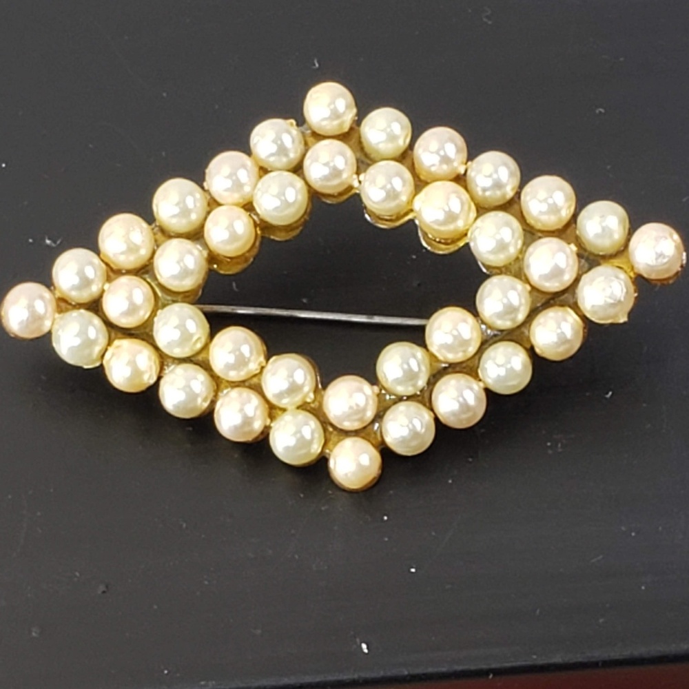 Vintage Pearl Brooch - EUC